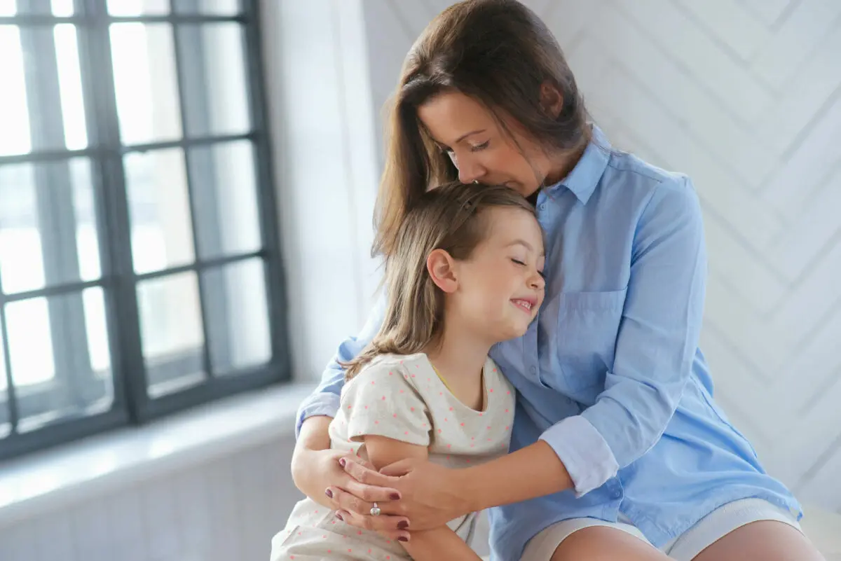 mãe e filha se abraçando Desperta Débora
