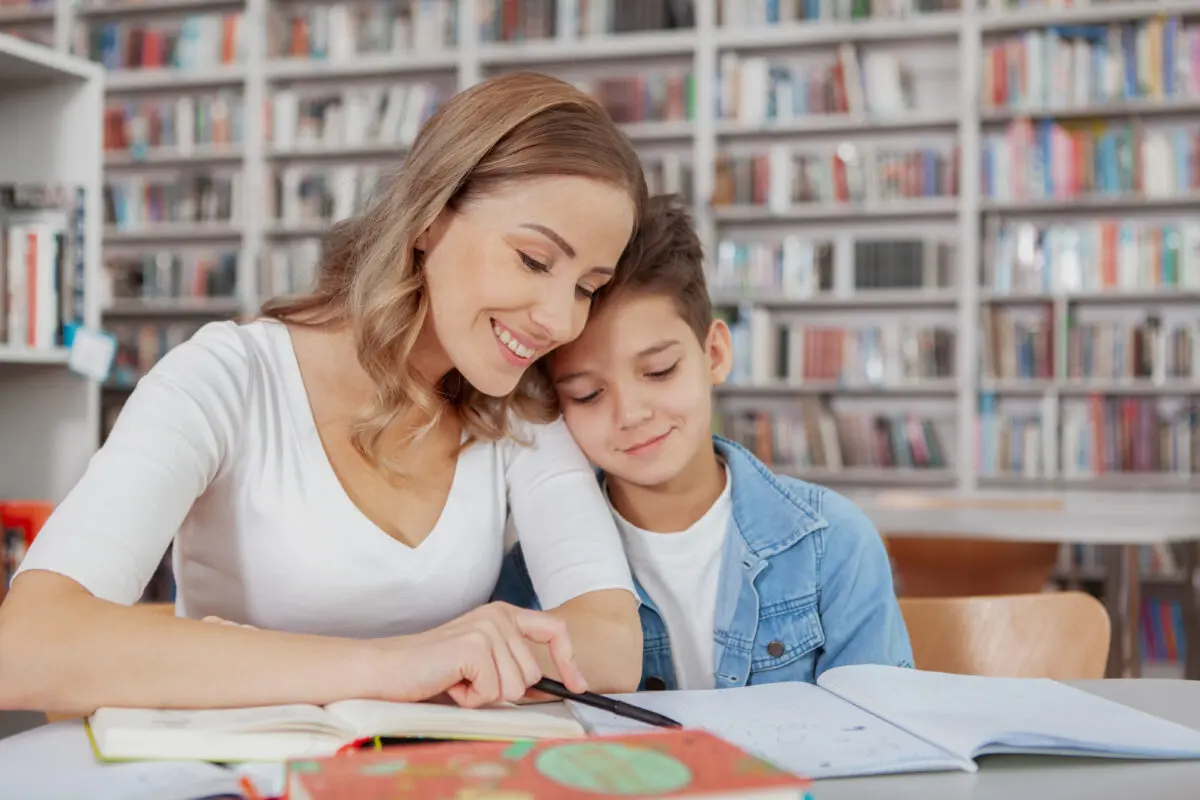 Mae e filho na biblioteca estudando Desperta Debora 1