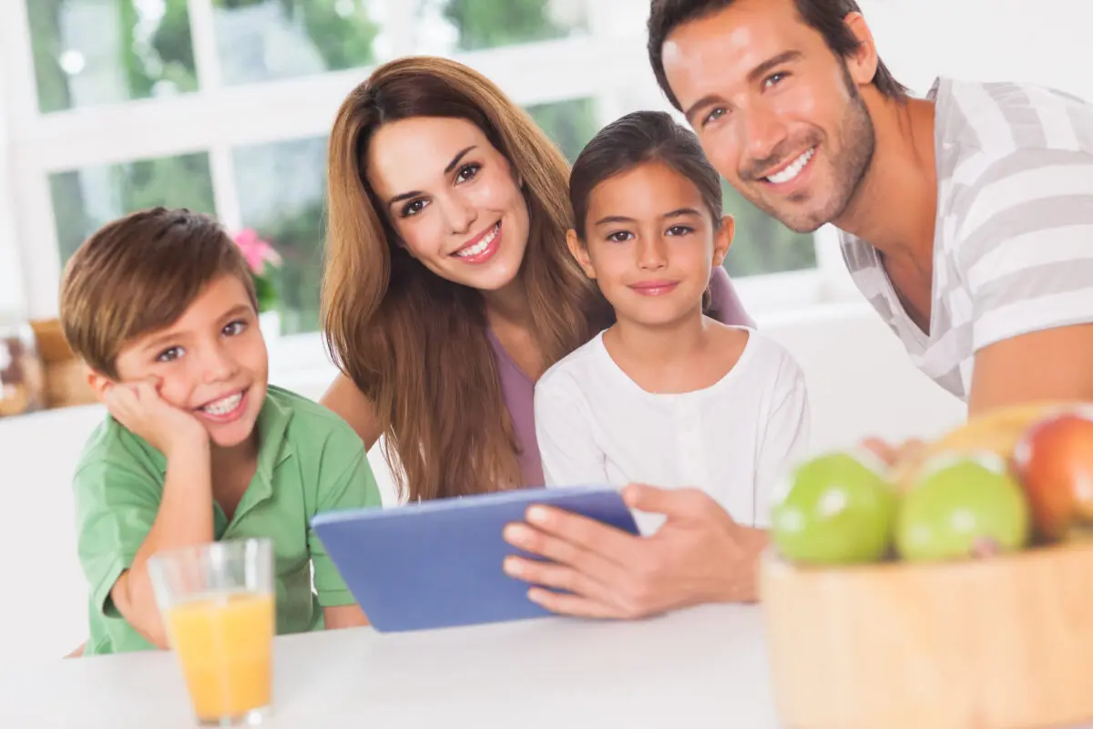 Familia feliz usando um tablet Desperta Débora