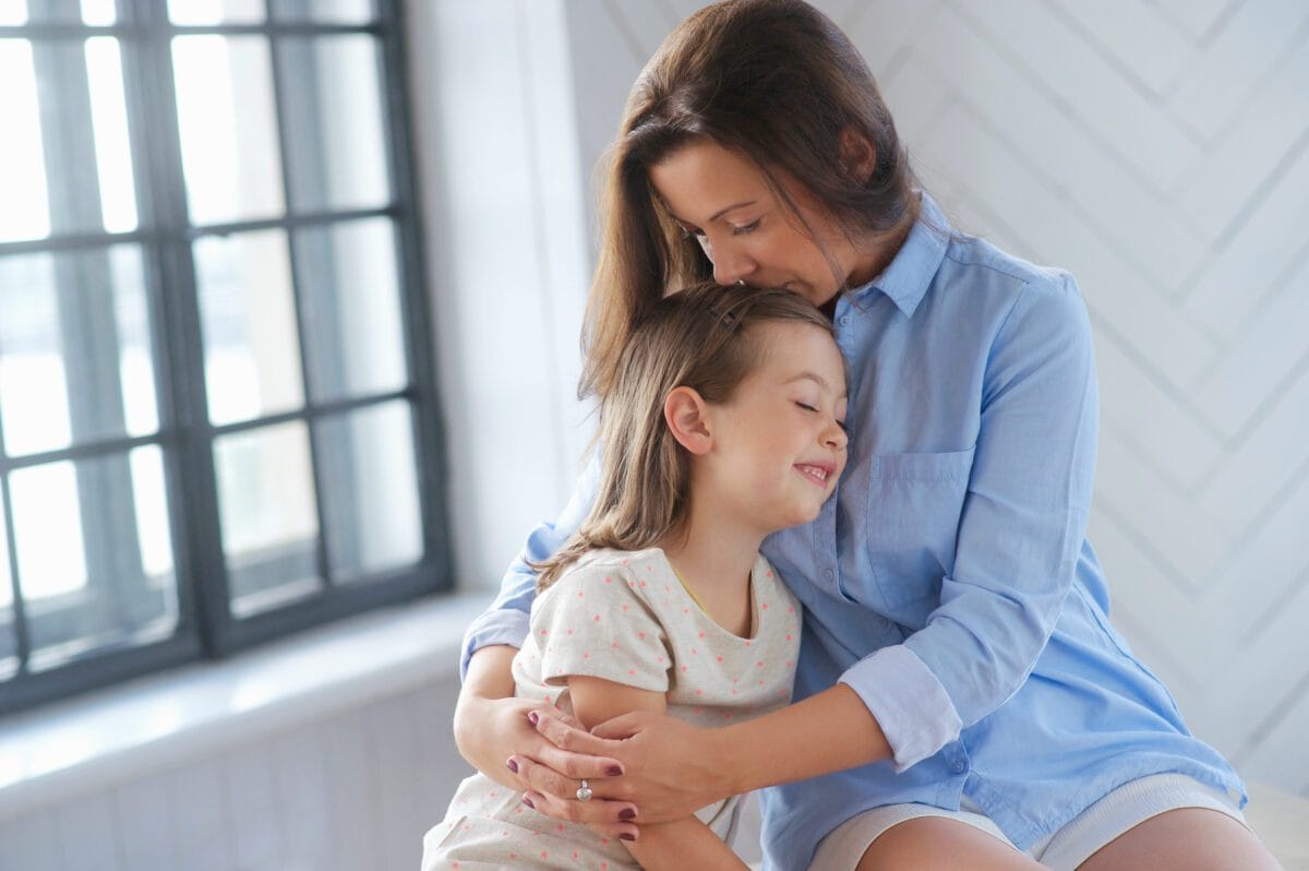 mãe abraçando a filha com carinho Desperta Débora