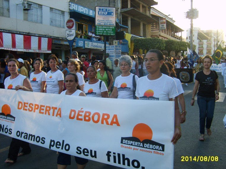 Caminhada de mães pela cidade Desperta Débora