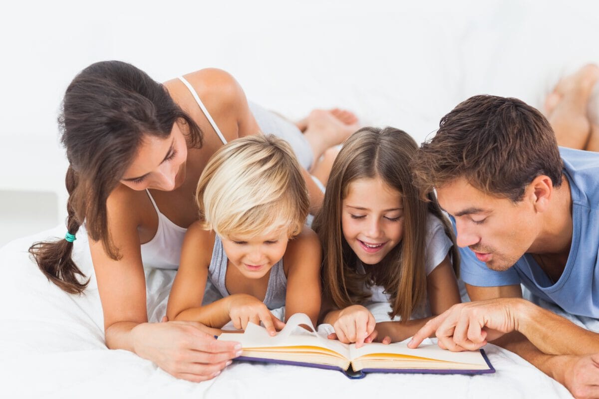 Familia estudando juntos pais e filhos Desperta Debora