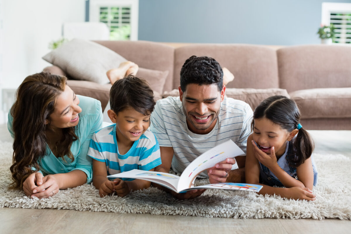 Familia lendo pais e filhos no chao Desperta Debora 3