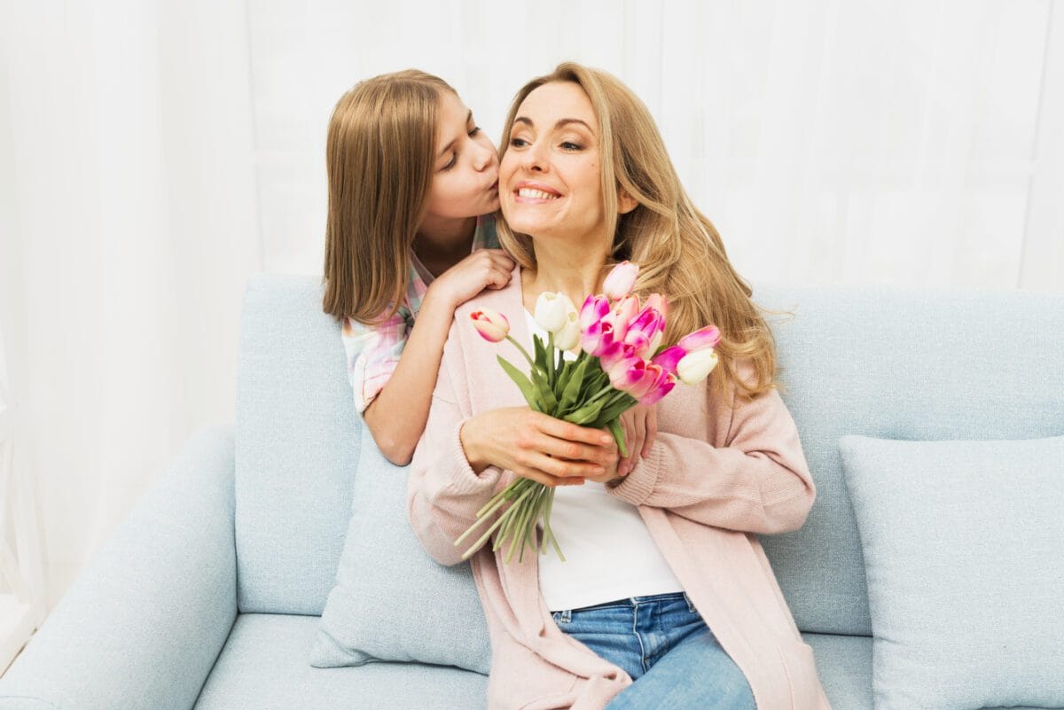 Filha beijando a mae em tons de rosa e azul tulipas Desperta Debora