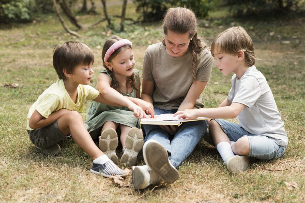 Mae com tres filhos brincando ao ar livre Desperta Debora