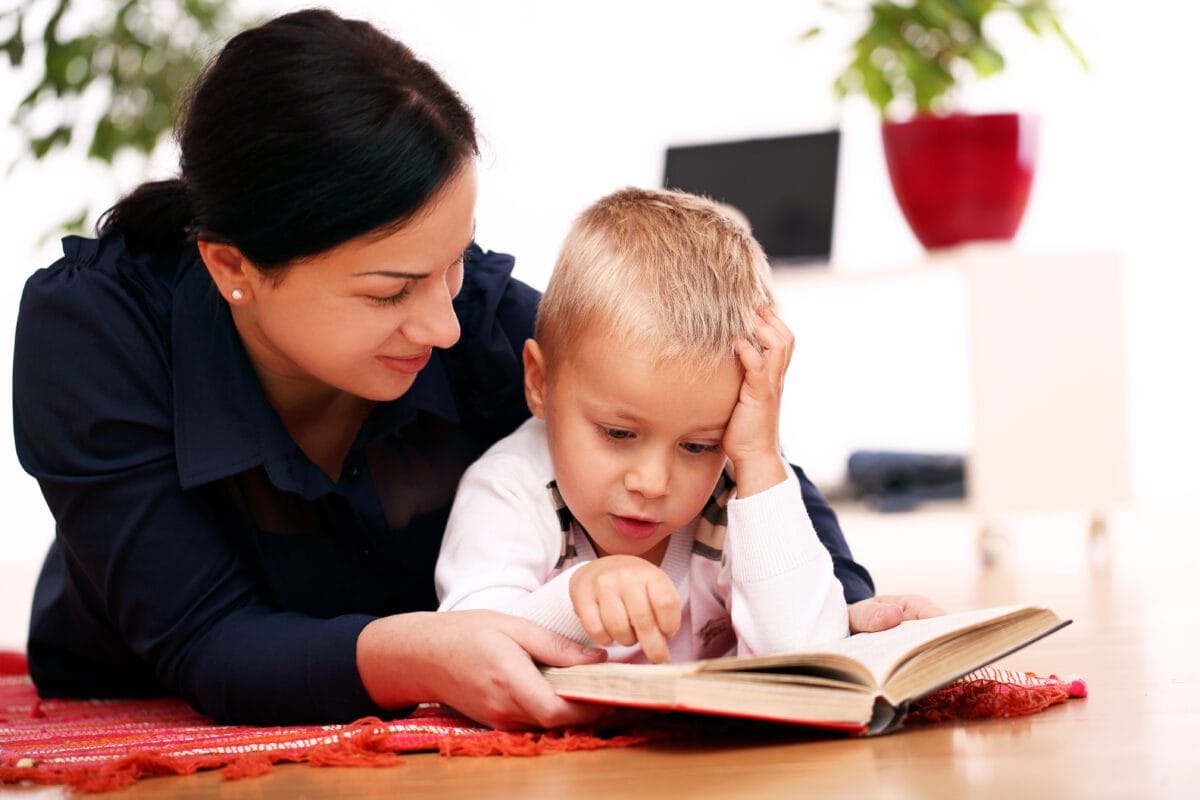 Mae e filho estudando e lendo Desperta Debora