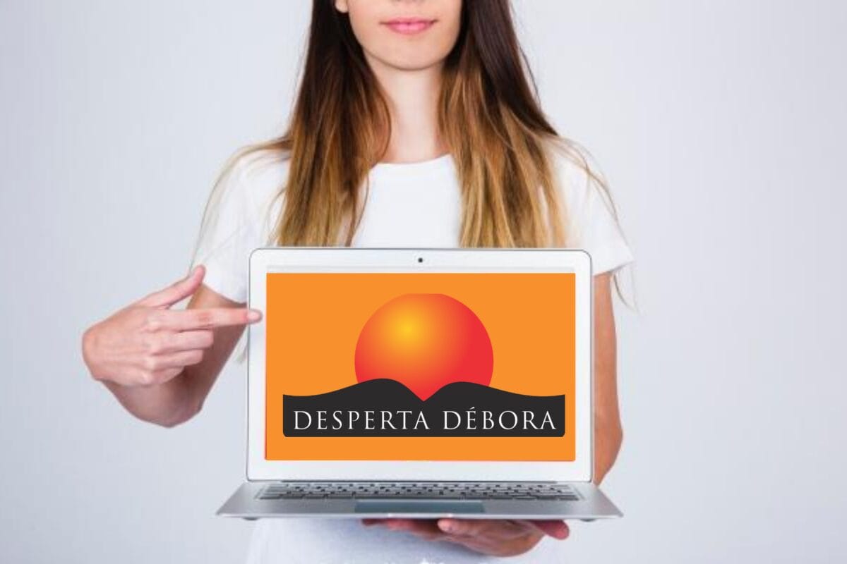 Mulher apresentando o Desperta Débora mães filhos de oração computador apontando