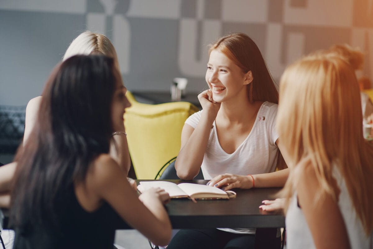 Mulheres assentadas na mesa em reuniao Desperta Debora