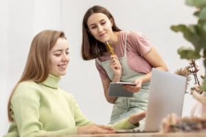 equipe duas mulheres trabalhando no computador Desperta Debora