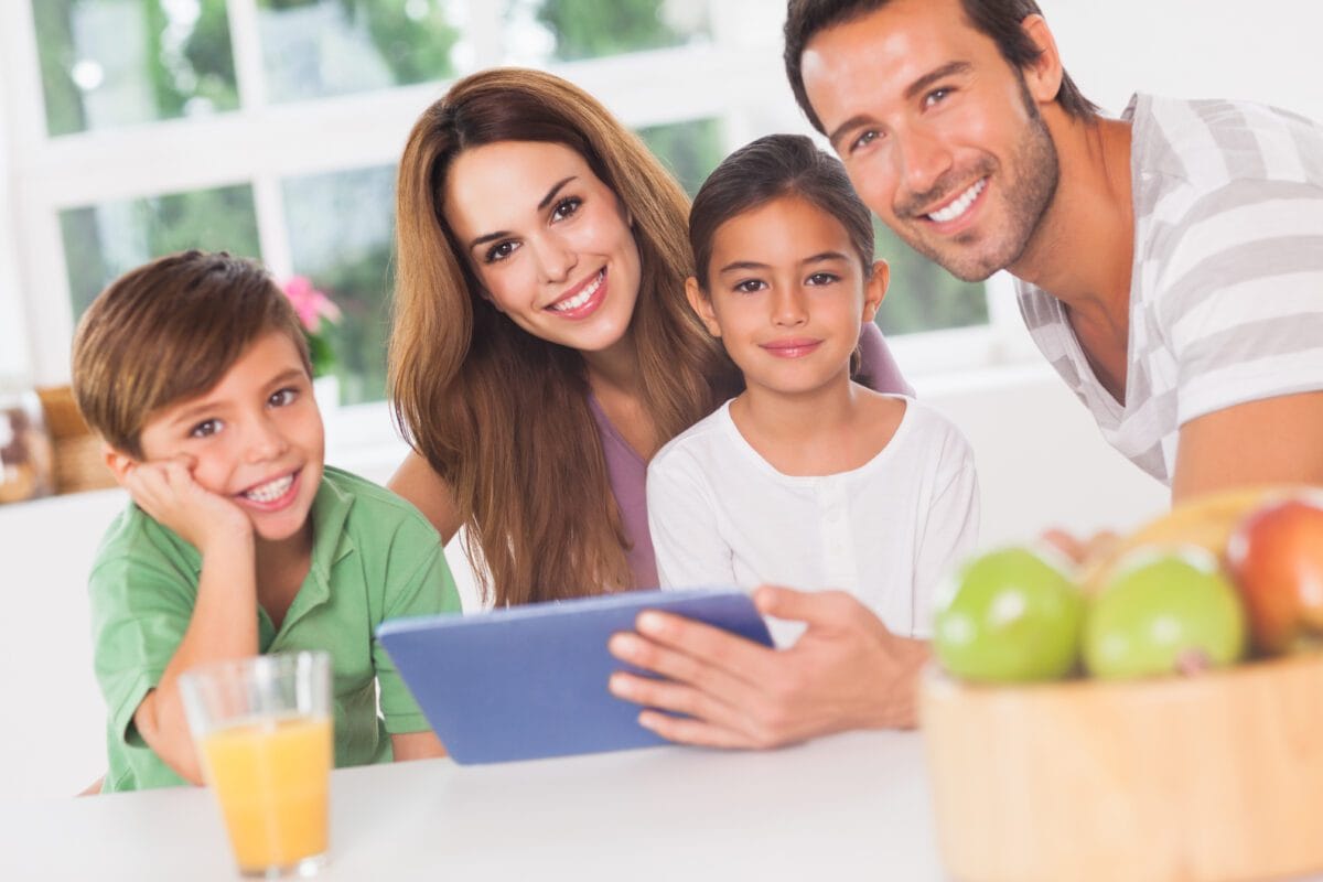 Familia feliz usando um tablet Desperta Débora