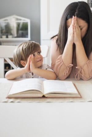 mae e filho rezando orando juntos educando desperta débora