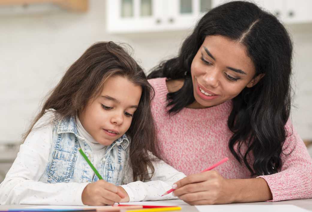 menor Mae ensinando valores para sua filha Desperta Debora