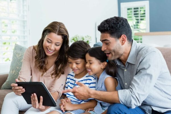 pais com seus filhos assistando video do Desperta Debora no tablet